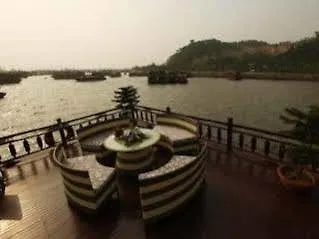 Khách sạn Halong Legacy Cruise Hạ Long