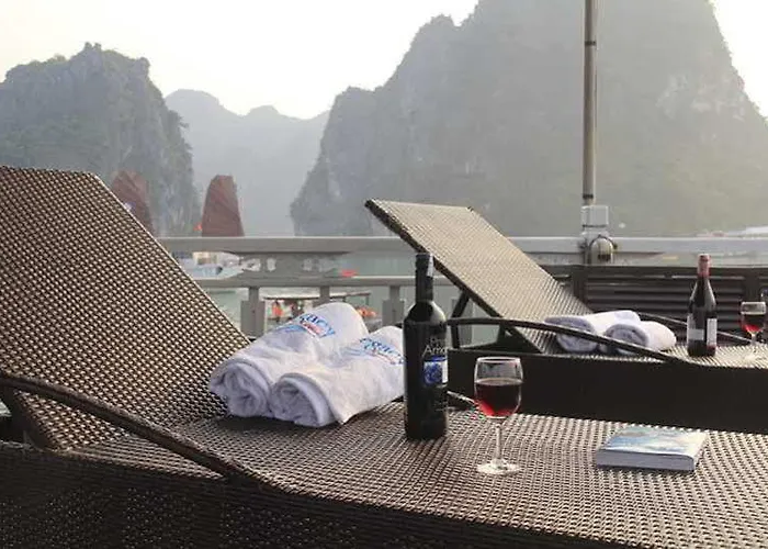 Khách sạn Halong Legacy Cruise Hạ Long